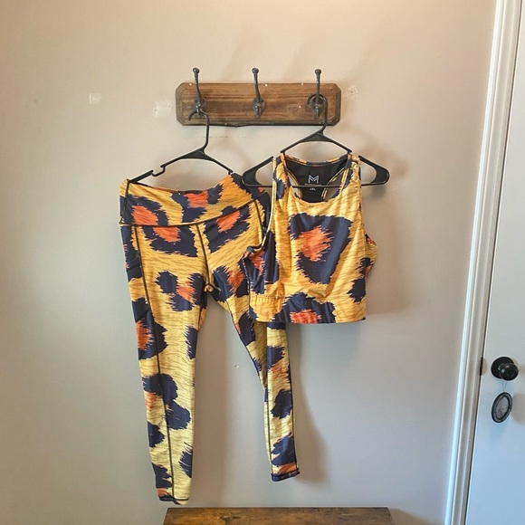 Athletic set / Activewear- 2XLarge top, Large bottom. Stretch for curves. 🔥 - Picture 1 of 2